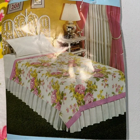 NWT Vintage Floral 72”x90” Blanket